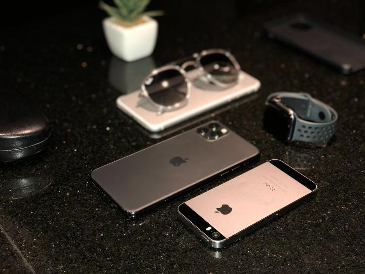 silver apple watch beside silver macbook